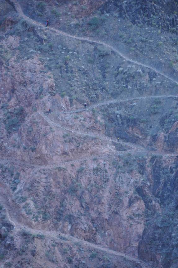 Vista da parte final da trilha que nos levou até o fundo do Grand Canyon, no Arizona, nos Estados Unidos